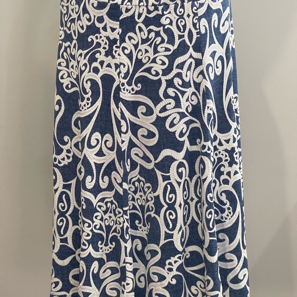 Sami & Jo L Elegant Blue and White Patterned Skirt w Stretch 147 - Picture 4 of 8